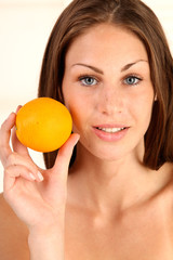 Frau mit Orange