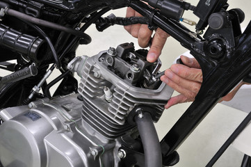 Obraz premium バイクのエンジン整備