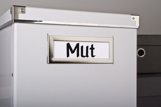 Kiste voller Mut