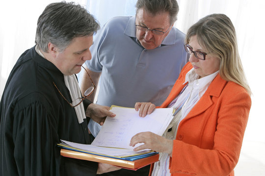 Avocat avec avant l'audience au tribunal