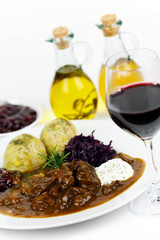 Reh - Ragout mit Knödel,Sahne,Rotkohl,Preiselbeeren