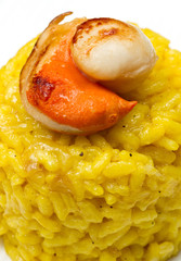 risotto allo zafferano con capesante grigliate