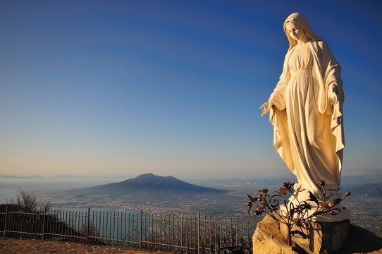 Madonna di San Michele a Monte Faito - Vesuvio sullo sfondo