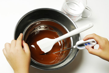 チョコレートを湯せんして溶かす