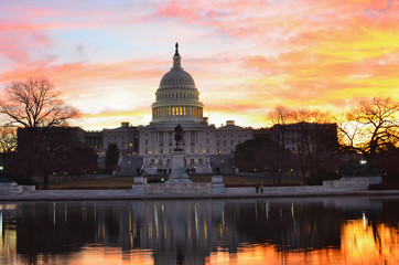 Fototapeta premium United States Capitol Building silhouette at sunrise