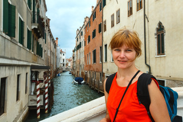 Fototapeta na wymiar Kobieta turystycznych w Wenecji