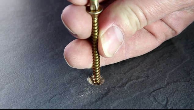Schraube rein drehen