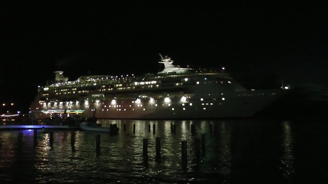 Cruiseship leaving Bonaire