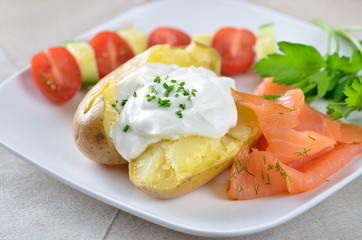 Backkartoffel mit Quark und Räucherlachs