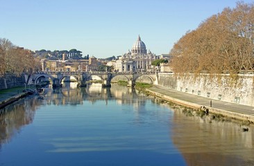 Fototapeta na wymiar Ponte Sant'Angelo widziane z Ponte Umberto I - Rzym