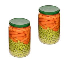 bocal de petits pois et carottes sur fond blanc