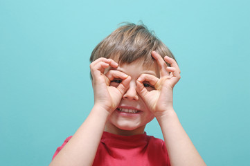 Kind braucht eine Brille