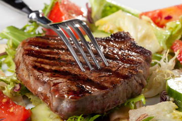 Gabel auf einem Steak vom Grill