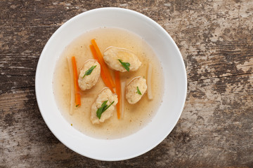 Bayerische Grießnockerlsuppe mit Gemüse