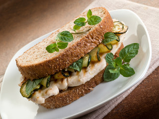 sandwich with grilled chicken and sauteed zucchinis