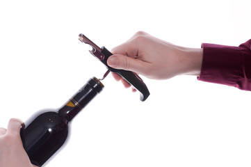 Hand dreht Korkenzieher in eine Weinflasche