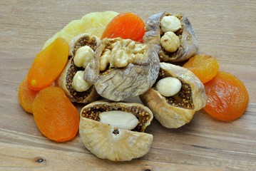 Fichi secchi ripieni di noci e nocciole