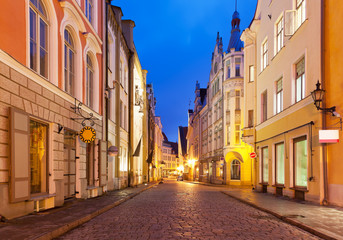 Fototapeta na wymiar Ulica wieczór na Starym Mieście w Tallinie, Estonia