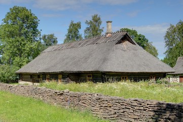 Fototapeta na wymiar maison traditionnelle estonienne