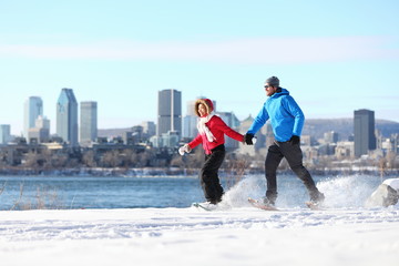 Couple snowshoeing in montreal - obrazy, fototapety, plakaty