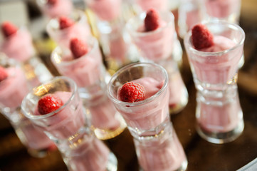 dessert, raspberry cream