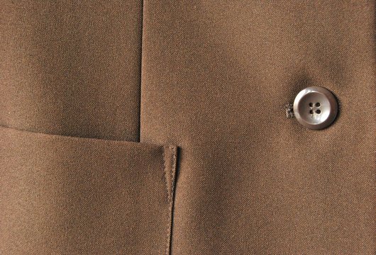 Details einer braunen Jacke