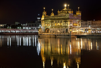 Fototapeta premium Amritsar Sikh Golden temple at night