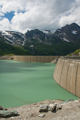 Obraz na płótnie Canvas Kaprun Dam, jezioro i Alpy