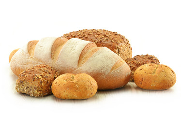 Composition avec du pain et des petits pains isolés sur blanc