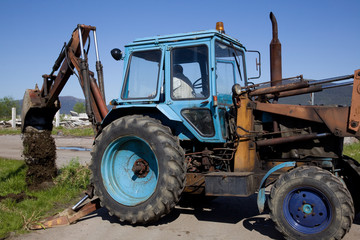 wheeled tractor to dig