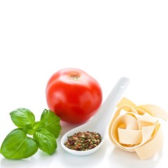 Pasta, Gewürzmischung, Tomate und Basilikum