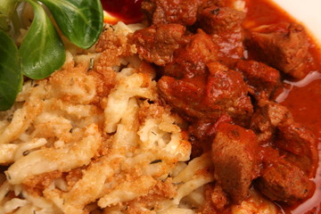 Putengulasch mit Spätzle