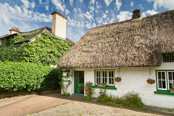 Fototapeta na wymiar Irish tradycyjny domek z Adare