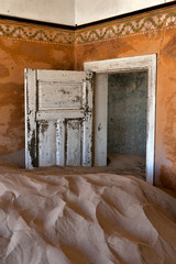 Obraz na płótnie Canvas wydma w domu w mieście Kolmanskop duchów koło Lüderitz Namibia