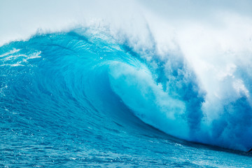 Beautiful Blue Ocean Wave - 37909015