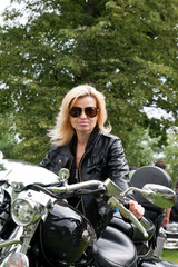 Fototapeta na wymiar Biker dziewczyna na motocyklu