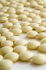 Fototapeta na wymiar Viele gelbliche Tabletten