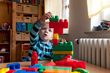 Junge spielt mit Bausteinen