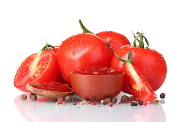 Ketchup dans un bol, épices et tomates isolated on white