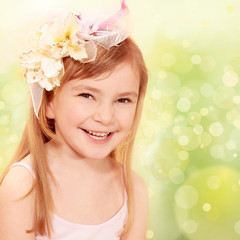 Kleine Lady mit buntem Hintergrund