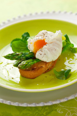 Poached egg and green asparagus
