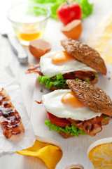 wholemeal sandwich with fried egg and bacon