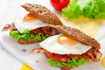 wholemeal sandwich with fried egg and bacon