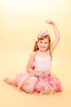 Kleine Prinzessin in Blumen und R&uuml;schen