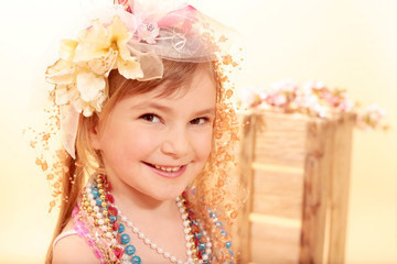 Kleine Prinzessin in Blumen und Perlen
