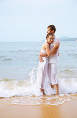 Fototapeta na wymiar romantic couple at beach