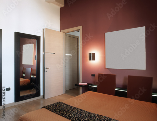Camera da letto moderna con parete colorata di rosso immagini e ... Pareti camera da letto colorate