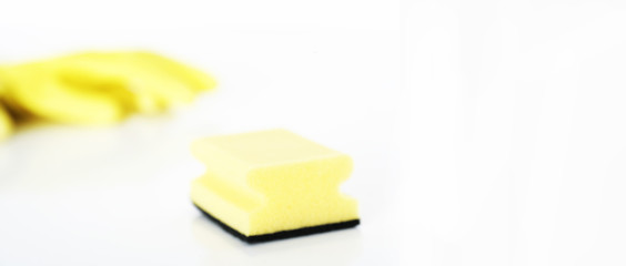 Schwamm und Gummihandschuhe