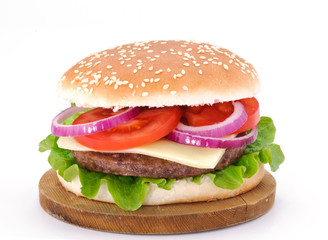 Cheeseburger su tagliere di legno