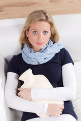 junge frau hat menstruationsbeschwerden